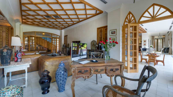 Sayang d'Amour - Interior